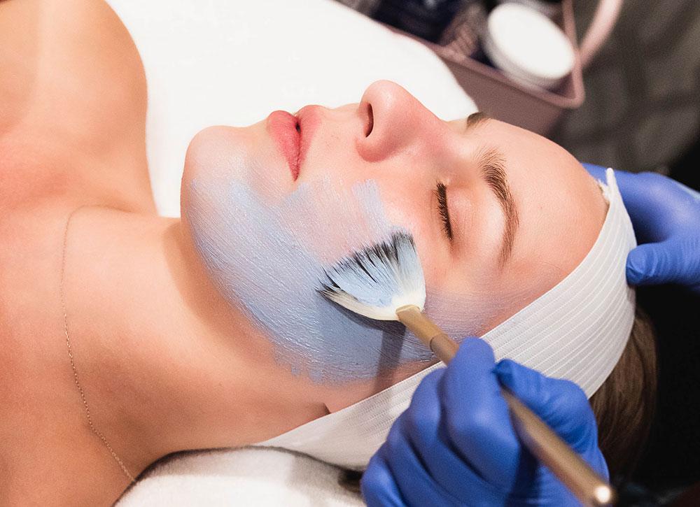 woman-getting-fire-and-ice-facial